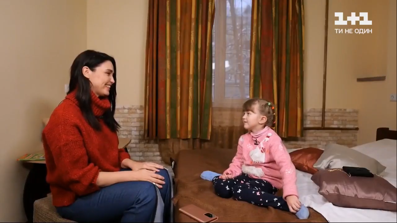 Ведущая "плюсов" расплакалась в эфире: "одни дети мечтают о гаджетах, а Анюта - об обычной теплой воде"